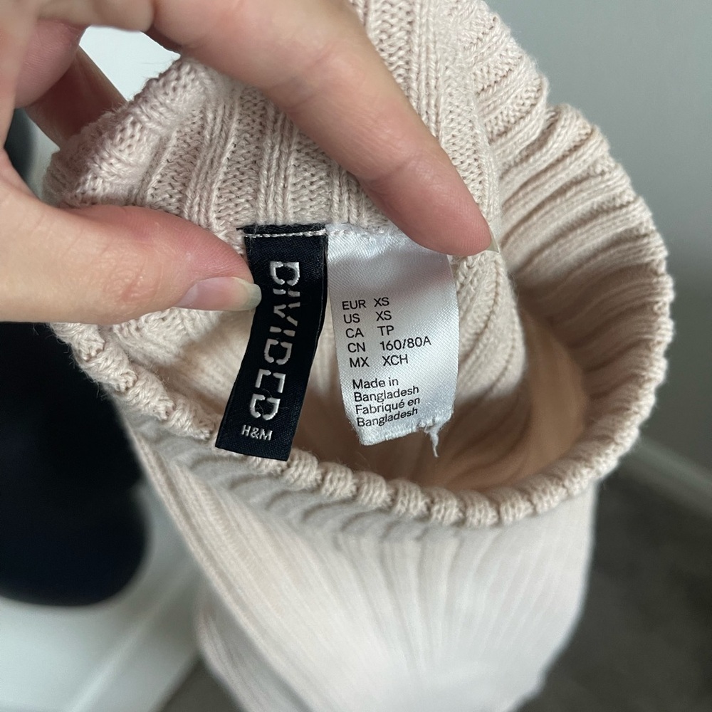 H&M Divided Light Pink Ribbed Sweater - Picture 2 of 2